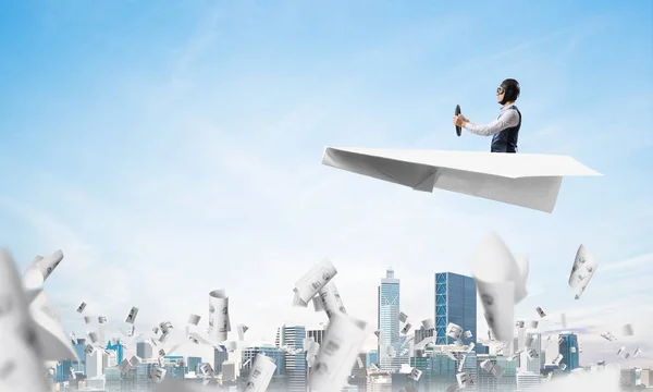 Zakenman Rijden Papier Vliegtuig Boven Business Center Bewolkte Blauwe Hemel — Stockfoto