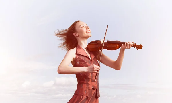 Joven Chica Atractiva Tocando Violín Sobre Cielo Azul Nube —  Fotos de Stock