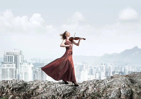 Молодая Привлекательная Девушка Играет Скрипке Фоне Городского Пейзажа — стоковое фото