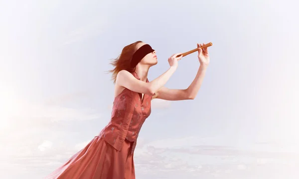 Junge Hübsche Frau Rotem Langhaar Spielt Fünfe Auf Wolkenverhangenem Hintergrund — Stockfoto
