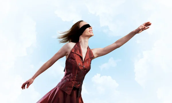 年轻的有吸引力的妇女放松在夏天天在天空背景下 — 图库照片