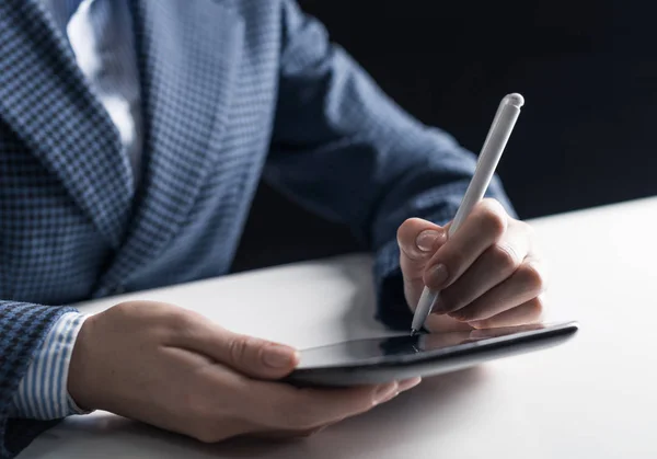 Hombre de traje de negocios sentado en el escritorio con la tableta — Foto de Stock