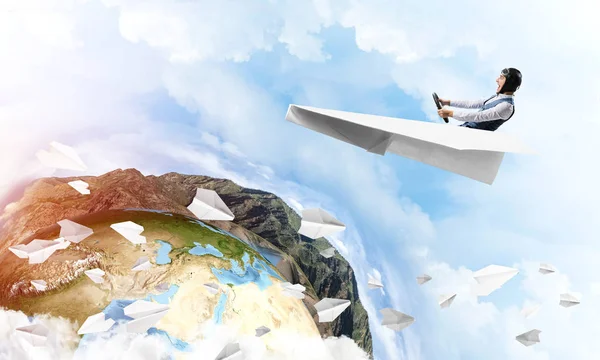 Pilot Mit Lederhelm Steuer Eines Papierflugzeugs Vor Blauem Himmel Lustiger — Stockfoto