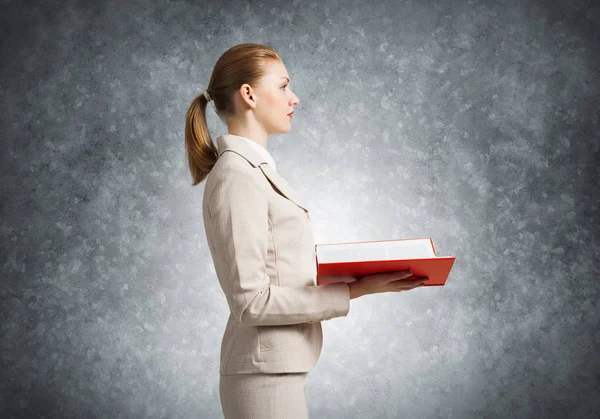 Mujer Atractiva Sosteniendo Cuaderno Abierto Fondo Pared Gris Elegante Joven —  Fotos de Stock