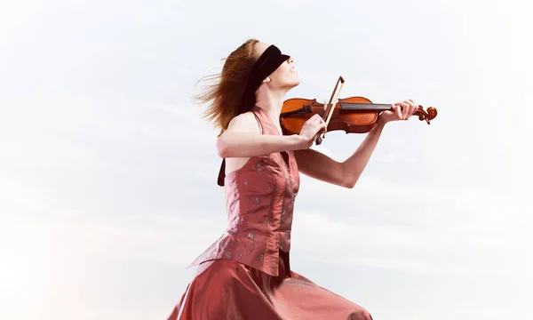 Jovem Menina Atraente Tocando Violino Sobre Céu Azul Nuvem — Fotografia de Stock