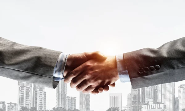 Handshake biznesu jako pomysł na jedność i współpracy lub pozdrowienia. Nośniki mieszane — Zdjęcie stockowe