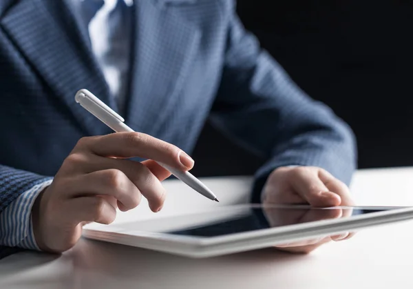 Mann im Business-Anzug bedient Tablet-Computer. — Stockfoto