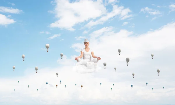 目を保つ白い服の女性が閉じられ 背景に曇り空の景色と空気で気球を飛行中瞑想しながら集中して見て — ストック写真