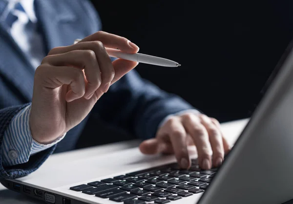 Uomo in abito da lavoro seduto alla scrivania con computer portatile — Foto Stock