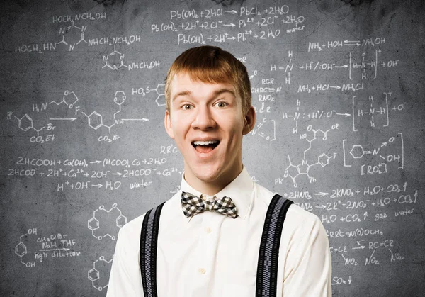 Adolescente Feliz Con Amplia Sonrisa Pelirrojo Emocional Haciendo Cálculos Matemáticos — Foto de Stock