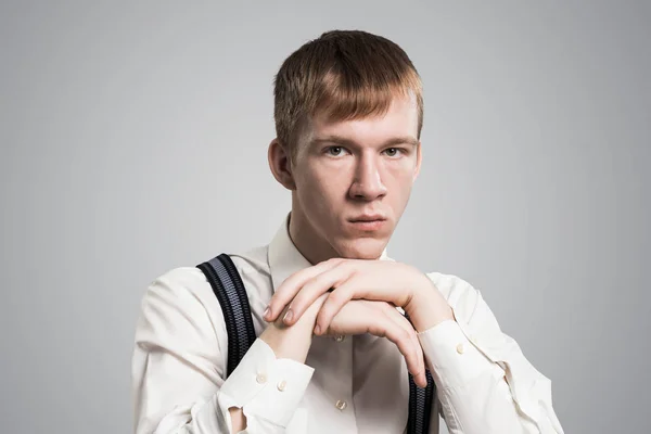 Kolları Çenesine Değen Üzgün Genç Bir Adam Duygusal Kızıl Çocuk — Stok fotoğraf