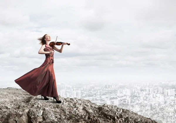 Молодая Привлекательная Девушка Играет Скрипке Фоне Городского Пейзажа — стоковое фото