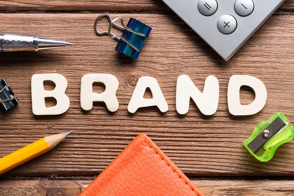 Ahşap masa ve ofis sabit etrafında Marka kelime