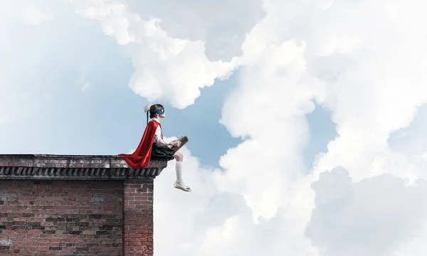 Niño Pequeño Con Máscara Capa Sentado Techo Del Edificio Leyendo — Foto de Stock