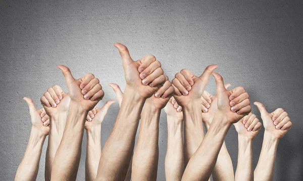 Rij Man Handen Toont Duim Omhoog Gebaar Overeenkomst Goedkeuringsgroep Van — Stockfoto