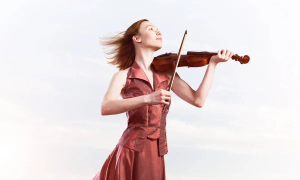 Jovem Menina Atraente Tocando Violino Sobre Céu Azul Nuvem — Fotografia de Stock