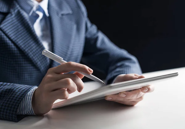 Homem em terno de negócios sentado na mesa com tablet — Fotografia de Stock