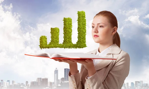 Mujer con planta verde en forma de gráfico financiero — Foto de Stock