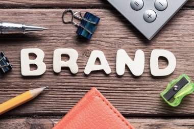 Ahşap masa ve ofis sabit etrafında Marka kelime