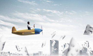 Komik pilot ile başarılı yönetim ve bilgi analiz kavramı. Havacı sürüş pervane uçak diyagramları ile düşen kağıt levhalar üzerinde. Evrak üzerinde küçük bir uçakla uçan genç adam.