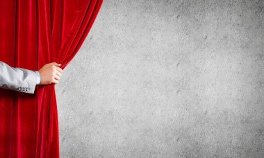 Perde arkasında beton duvar ve el açma