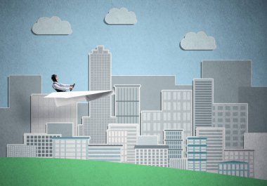 Havacı şapkalı işadamı kağıt düzlemde oturuyor ve direksiyonu tutuyor. Yüksek gökdelenler ve ofis binaları ile karikatür iş merkezi arka planda Mutlu pilot sürüş kağıt uçak.