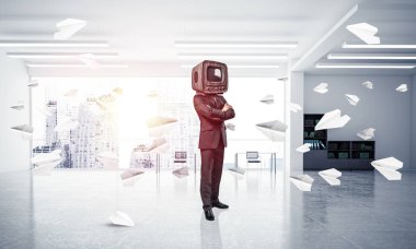 İşadamı kafa yerine eski bir Tv ile.