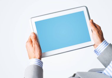 Mavi ekranlı tablet pc tutan işadamının elleri
