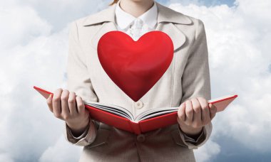 Kırmızı kalp gösteren güzel kadın