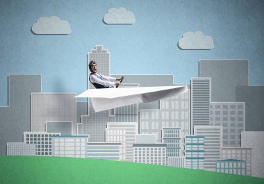 Havacı şapkalı işadamı kağıt düzlemde oturuyor ve direksiyonu tutuyor. Yüksek gökdelenler ve ofis binaları ile karikatür iş merkezi arka planda Mutlu pilot sürüş kağıt uçak.