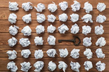 Paperballs arasında eski anahtar ile başarı ve fırsat kavramı