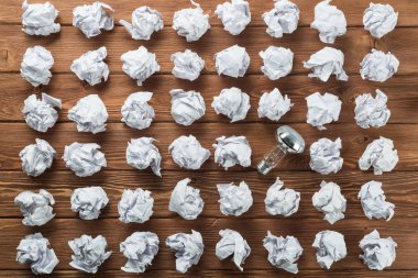 Ahşap masa üzerinde atık kağıt ampul ile ideolojik kavram