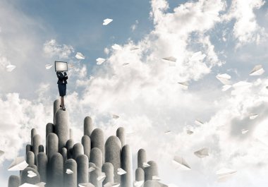 Duran üst kısmında taş sütunlar arasında kağıt uçaklar güzel manzara ile arka plan üzerinde uçan iş kadını kafasına silah tutmak yerine TV elbiseli geçti. 3D render.