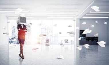 Başı yerine monitörü olan bir iş kadını..