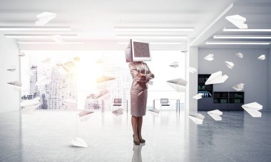 Başı yerine monitörü olan bir iş kadını..