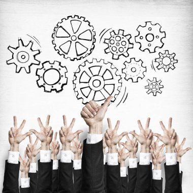 Bir grup iş adamı ahşap arka planda jestler gösteriyor.