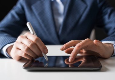 Dijital tablet bilgisayar kullanarak iş elbisesi içinde adam