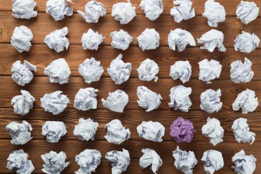 Yaratıcılık ve ilham kavramı birçok beyaz kağıt topu ve tek renk tarafından sunulmuştur.