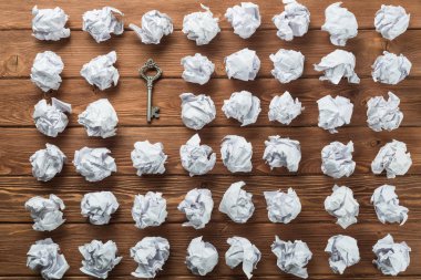 Paperballs arasında eski anahtar ile başarı ve fırsat kavramı