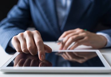 Erkek el ekran dijital tablet dokunmadan