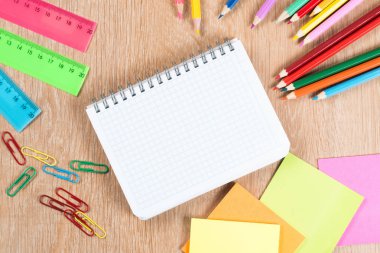 Okul fikrine geri dönüş olarak üst görünümden ahşap masa üzerinde Kırtasiye malzeme