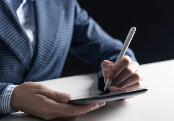 Hombre de traje de negocios sentado en el escritorio con la tableta — Foto de Stock