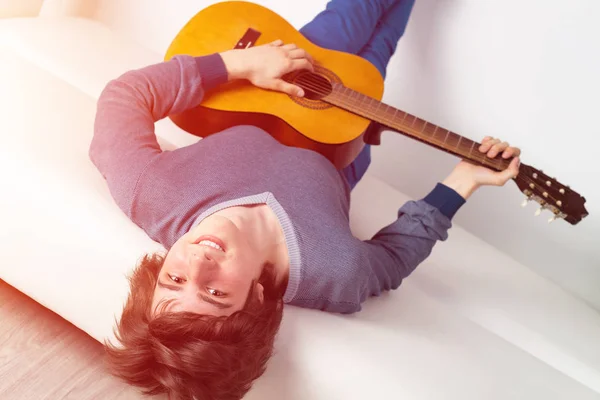 Joyeux Jeune Homme Allongé Sur Canapé Avec Guitare Guitariste Souriant — Photo