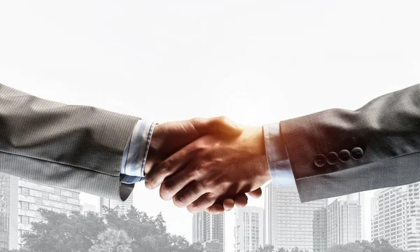 Poignée de main d'affaires comme idée d'unité et de coopération ou d'accueil. Techniques mixtes — Photo