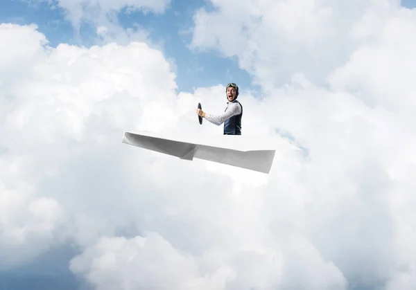 Pilota Casco Pelle Occhiali Guida Aereo Carta Sfondo Cielo Nuvoloso — Foto Stock