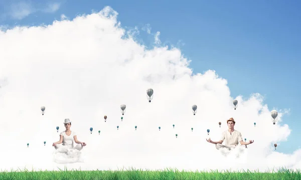 若いカップルの目を維持が閉じられ 雲の背景に明るく美しい風景と気球を飛行中に瞑想しながら集中して見て — ストック写真