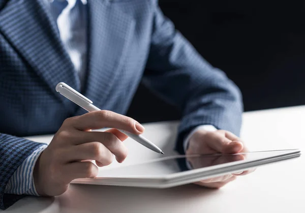 Hombre de traje de negocios sentado en el escritorio con la tableta — Foto de Stock