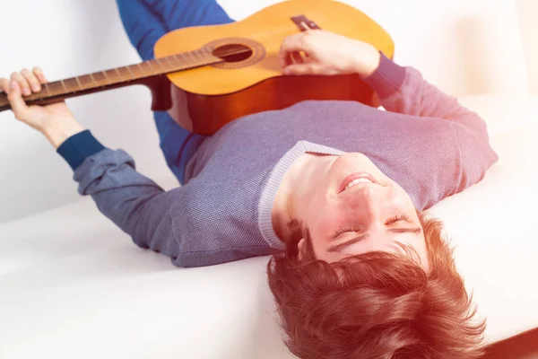 Tocar Guitarra Como Conceito Hobby Jovem Tocador Música Feliz Deitado — Fotografia de Stock