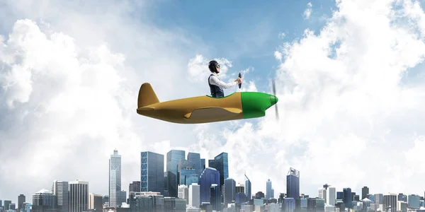 비행기의 오두막에 조종사와 비즈니스 방향과 비행모자와 고글을 운전하는 프로펠러 비행기를 — 스톡 사진