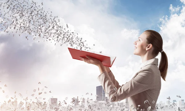 Mujer Mirando Volando Cartas Azar Libro Abierto Elegante Mujer Joven — Foto de Stock